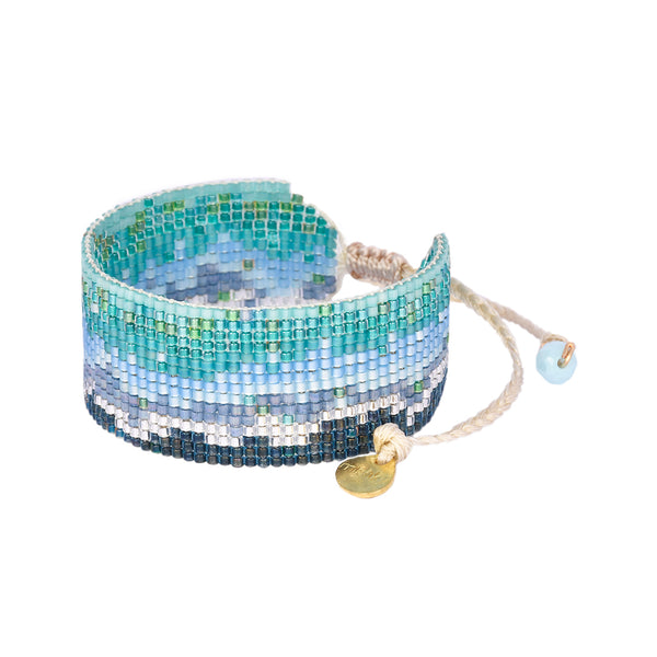 Adjustable beaded bracelet inspired by the waves of the sea