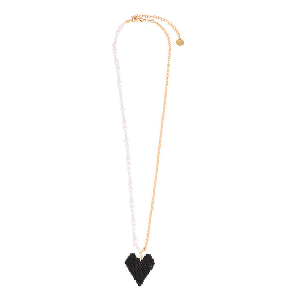 Collar de oro negro con corazones perlados